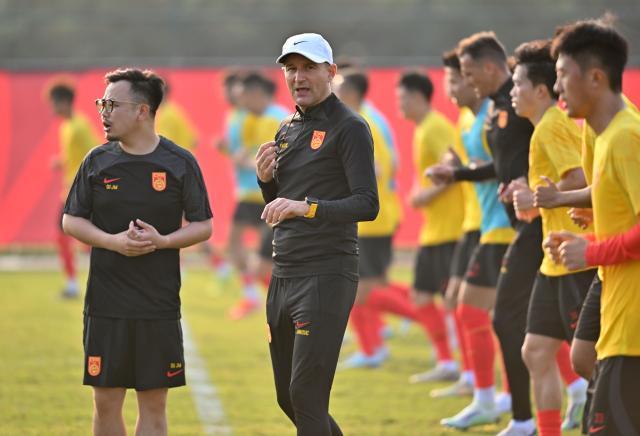 乐鱼登录-3上3下？国足增援军团凌晨到位 后防重组难为扬科